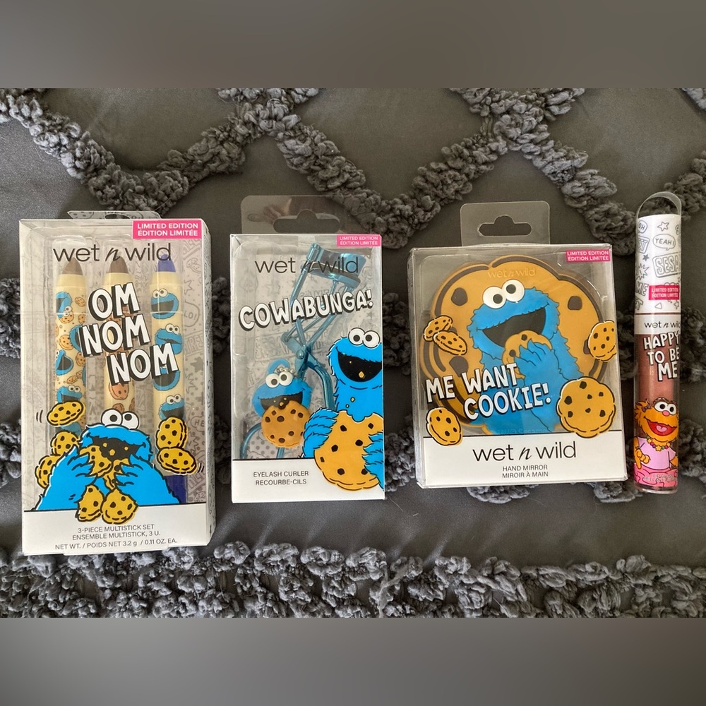 wet n wild Cookie Monster Makeup & Accessories Set - Blue, Yellow, Pink